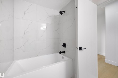10711 52 Street, Edmonton, AB - Indoor Photo Showing Bathroom