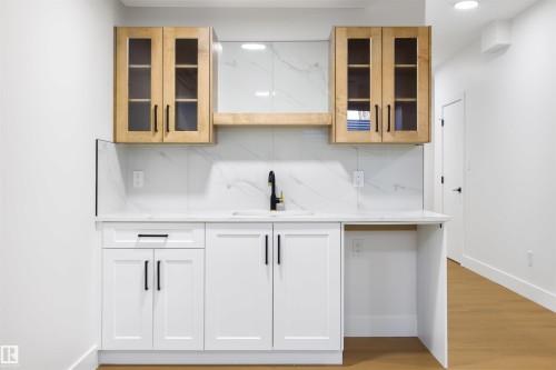 10711 52 Street, Edmonton, AB - Indoor