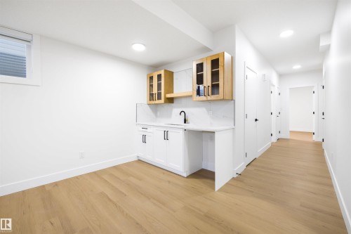 10711 52 Street, Edmonton, AB - Indoor