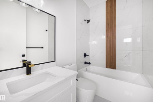 10711 52 Street, Edmonton, AB - Indoor Photo Showing Bathroom