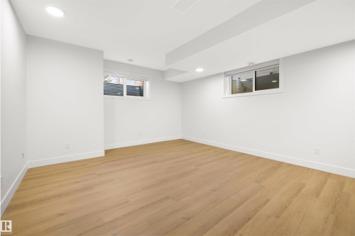 10711 52 Street, Edmonton, AB - Indoor