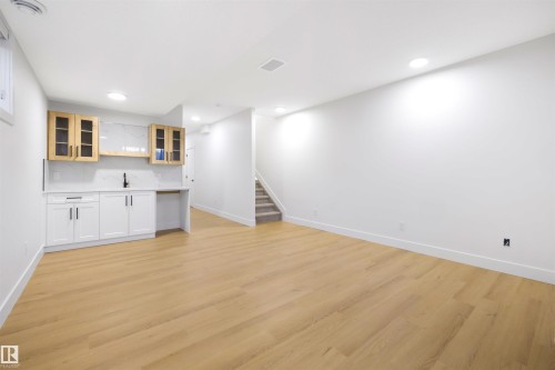 10711 52 Street, Edmonton, AB - Indoor