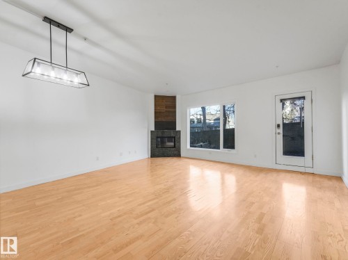 105 11415 100 Avenue, Edmonton, AB - Indoor Photo Showing Living Room