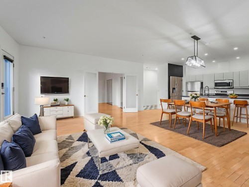 105 11415 100 Avenue, Edmonton, AB - Indoor Photo Showing Living Room