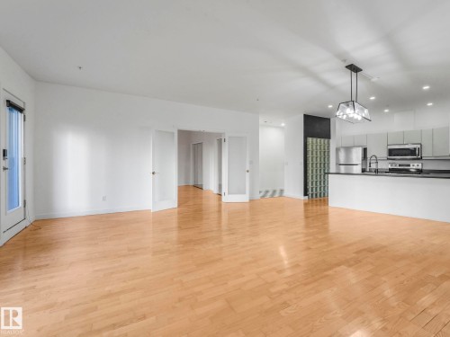 105 11415 100 Avenue, Edmonton, AB - Indoor Photo Showing Kitchen