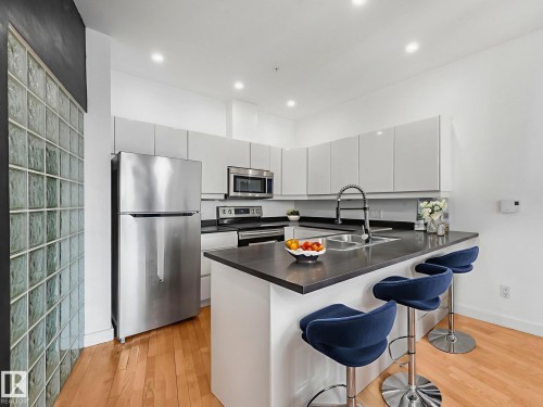 105 11415 100 Avenue, Edmonton, AB - Indoor Photo Showing Kitchen With Stainless Steel Kitchen With Double Sink With Upgraded Kitchen