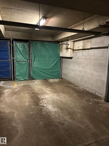 105 11415 100 Avenue, Edmonton, AB - Indoor Photo Showing Garage