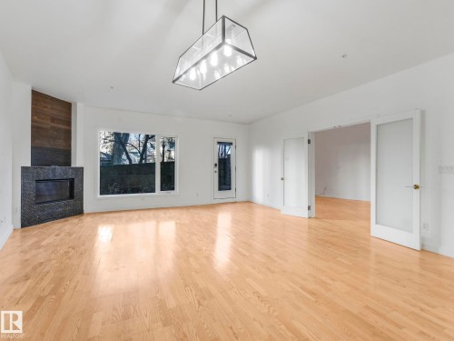 105 11415 100 Avenue, Edmonton, AB - Indoor Photo Showing Living Room