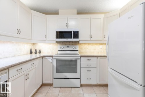 6572 158 Avenue, Edmonton, AB - Indoor Photo Showing Kitchen