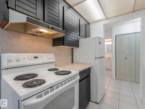 107 10421 93 Street, Edmonton, AB - Indoor Photo Showing Kitchen
