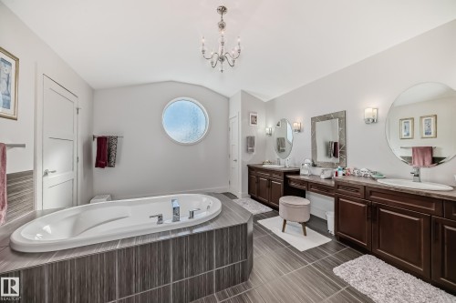 3503 Goodridge Bay Nw, Edmonton, AB - Indoor Photo Showing Bathroom