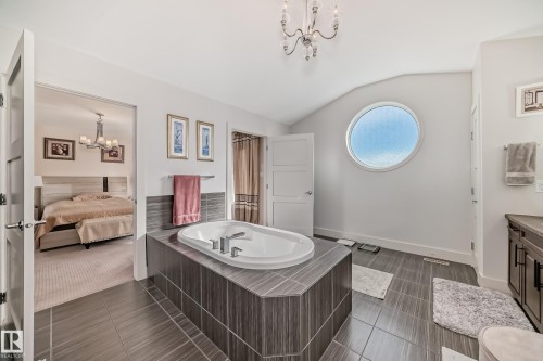 3503 Goodridge Bay Nw, Edmonton, AB - Indoor Photo Showing Bathroom