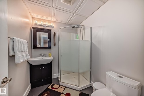 3503 Goodridge Bay Nw, Edmonton, AB - Indoor Photo Showing Bathroom