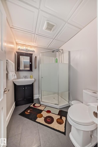 3503 Goodridge Bay Nw, Edmonton, AB - Indoor Photo Showing Bathroom