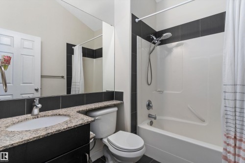 36 1720 Garnett Point(E), Edmonton, AB - Indoor Photo Showing Bathroom
