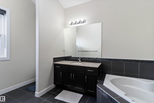 36 1720 Garnett Point(E), Edmonton, AB - Indoor Photo Showing Bathroom