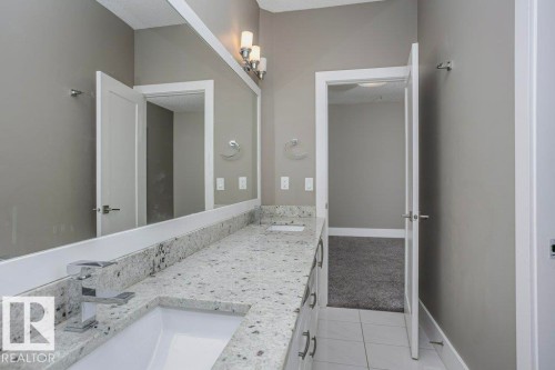 2453 Ashcraft Crescent, Edmonton, AB - Indoor Photo Showing Bathroom