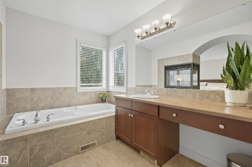 3411 Macneil Link, Edmonton, AB - Indoor Photo Showing Bathroom