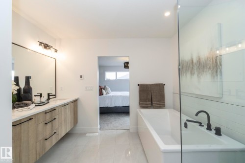 4541 Knight Wynd, Edmonton, AB - Indoor Photo Showing Bathroom