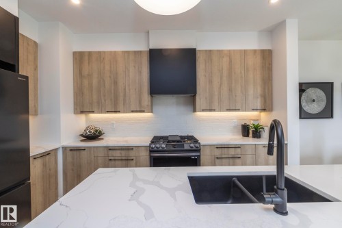 4541 Knight Wynd, Edmonton, AB - Indoor Photo Showing Kitchen With Double Sink With Upgraded Kitchen