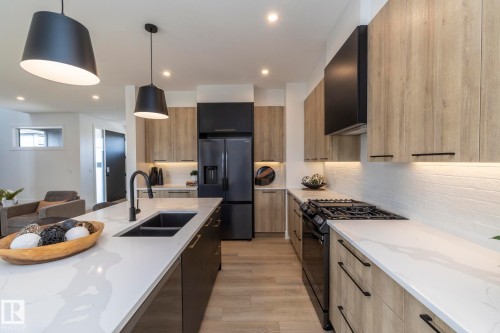 4541 Knight Wynd, Edmonton, AB - Indoor Photo Showing Kitchen With Double Sink With Upgraded Kitchen