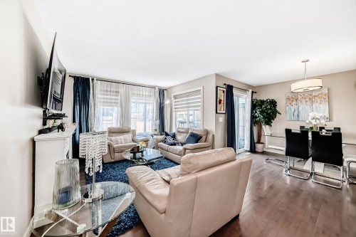 1717 Hammond Crescent Nw, Edmonton, AB - Indoor Photo Showing Living Room