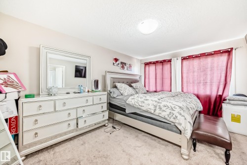1717 Hammond Crescent Nw, Edmonton, AB - Indoor Photo Showing Bedroom