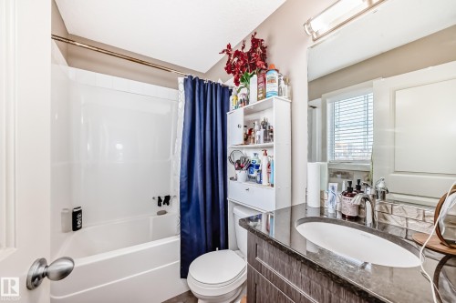 1717 Hammond Crescent Nw, Edmonton, AB - Indoor Photo Showing Bathroom