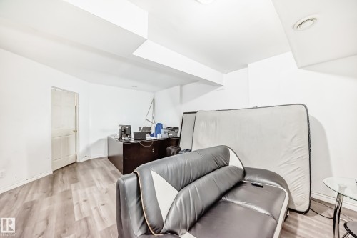 1717 Hammond Crescent Nw, Edmonton, AB - Indoor Photo Showing Other Room