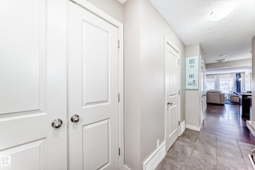 1717 Hammond Crescent Nw, Edmonton, AB - Indoor Photo Showing Other Room