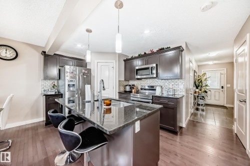 1717 Hammond Crescent Nw, Edmonton, AB - Indoor Photo Showing Kitchen With Stainless Steel Kitchen With Upgraded Kitchen