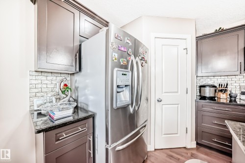 1717 Hammond Crescent Nw, Edmonton, AB - Indoor Photo Showing Kitchen