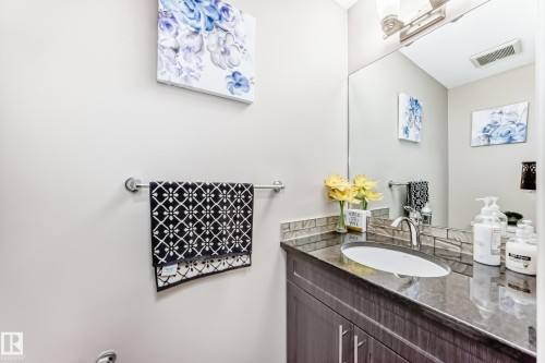 1717 Hammond Crescent Nw, Edmonton, AB - Indoor Photo Showing Bathroom