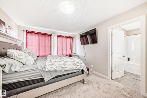 1717 Hammond Crescent Nw, Edmonton, AB - Indoor Photo Showing Bedroom