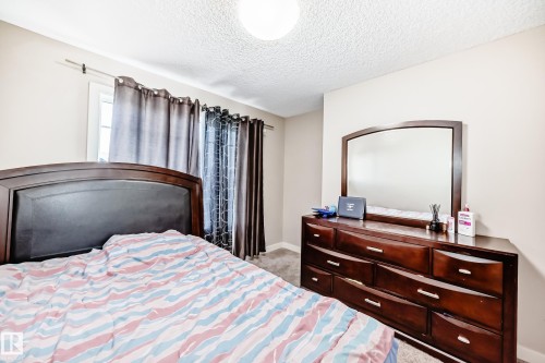 1717 Hammond Crescent Nw, Edmonton, AB - Indoor Photo Showing Bedroom