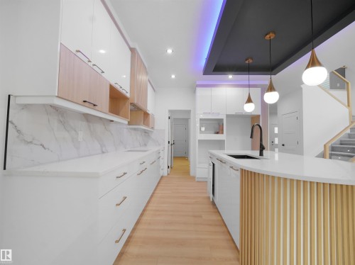 6811 171 Avenue, Edmonton, AB - Indoor Photo Showing Kitchen