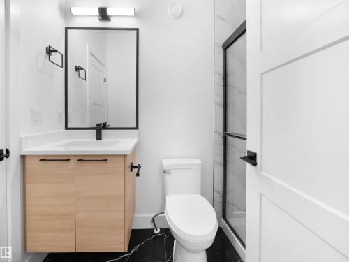 6811 171 Avenue, Edmonton, AB - Indoor Photo Showing Bathroom