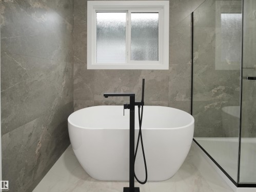 6811 171 Avenue, Edmonton, AB - Indoor Photo Showing Bathroom