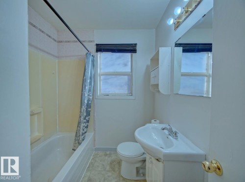 7912 82 Avenue, Edmonton, AB - Indoor Photo Showing Bathroom