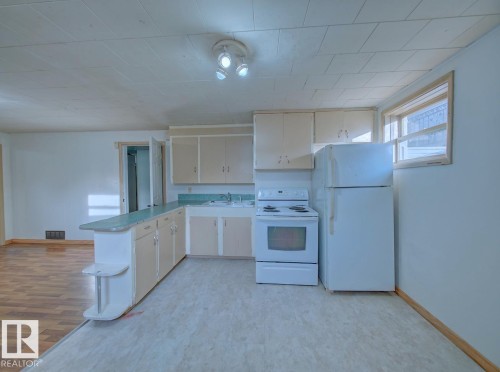 7912 82 Avenue, Edmonton, AB - Indoor Photo Showing Kitchen