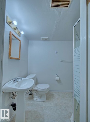 7912 82 Avenue, Edmonton, AB - Indoor Photo Showing Bathroom