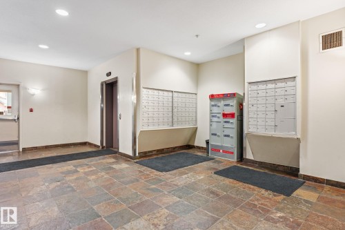 324 4304 139 Avenue Nw, Edmonton, AB - Indoor Photo Showing Other Room