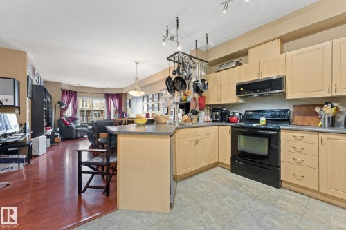 324 4304 139 Avenue Nw, Edmonton, AB - Indoor Photo Showing Kitchen
