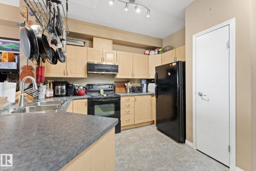 324 4304 139 Avenue Nw, Edmonton, AB - Indoor Photo Showing Kitchen With Double Sink