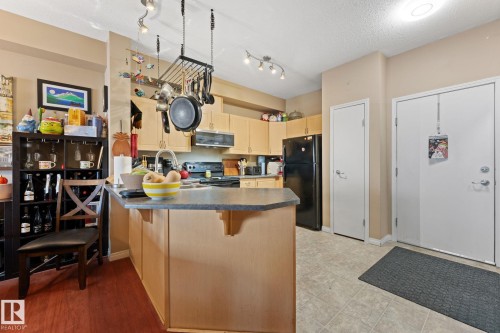 324 4304 139 Avenue Nw, Edmonton, AB - Indoor Photo Showing Kitchen