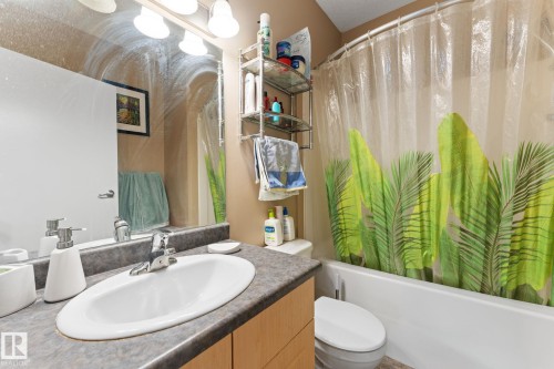 324 4304 139 Avenue Nw, Edmonton, AB - Indoor Photo Showing Bathroom
