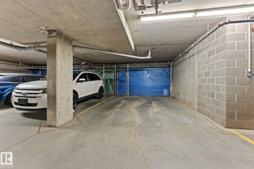 324 4304 139 Avenue Nw, Edmonton, AB - Indoor Photo Showing Garage
