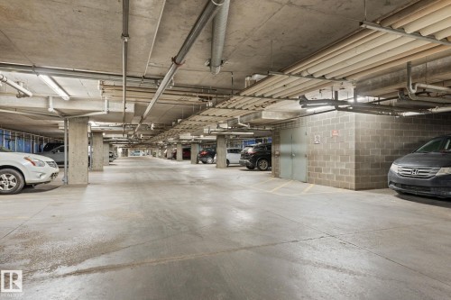 324 4304 139 Avenue Nw, Edmonton, AB - Indoor Photo Showing Garage