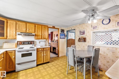 44 305 Calahoo Road, Spruce Grove, AB - Indoor Photo Showing Kitchen