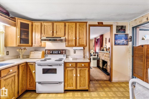44 305 Calahoo Road, Spruce Grove, AB - Indoor Photo Showing Kitchen